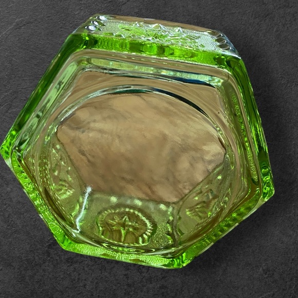 Green glass 6 point dish no lid - Picture 3 of 5